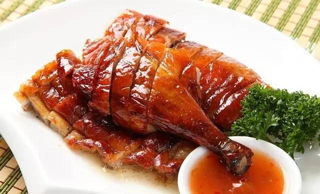 老北京片皮烤鸭味道独特，加盟生意回头客多