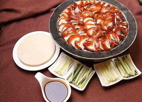 铁岭烤鸭加盟哪家好？富师傅果木炭烤鸭介绍