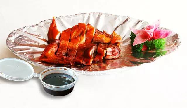 身边的时尚美食果木炭烤鸭