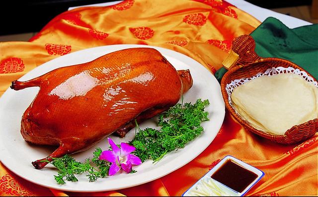 朝阳烤鸭加盟哪家好？富师傅果木炭烤鸭值得投资